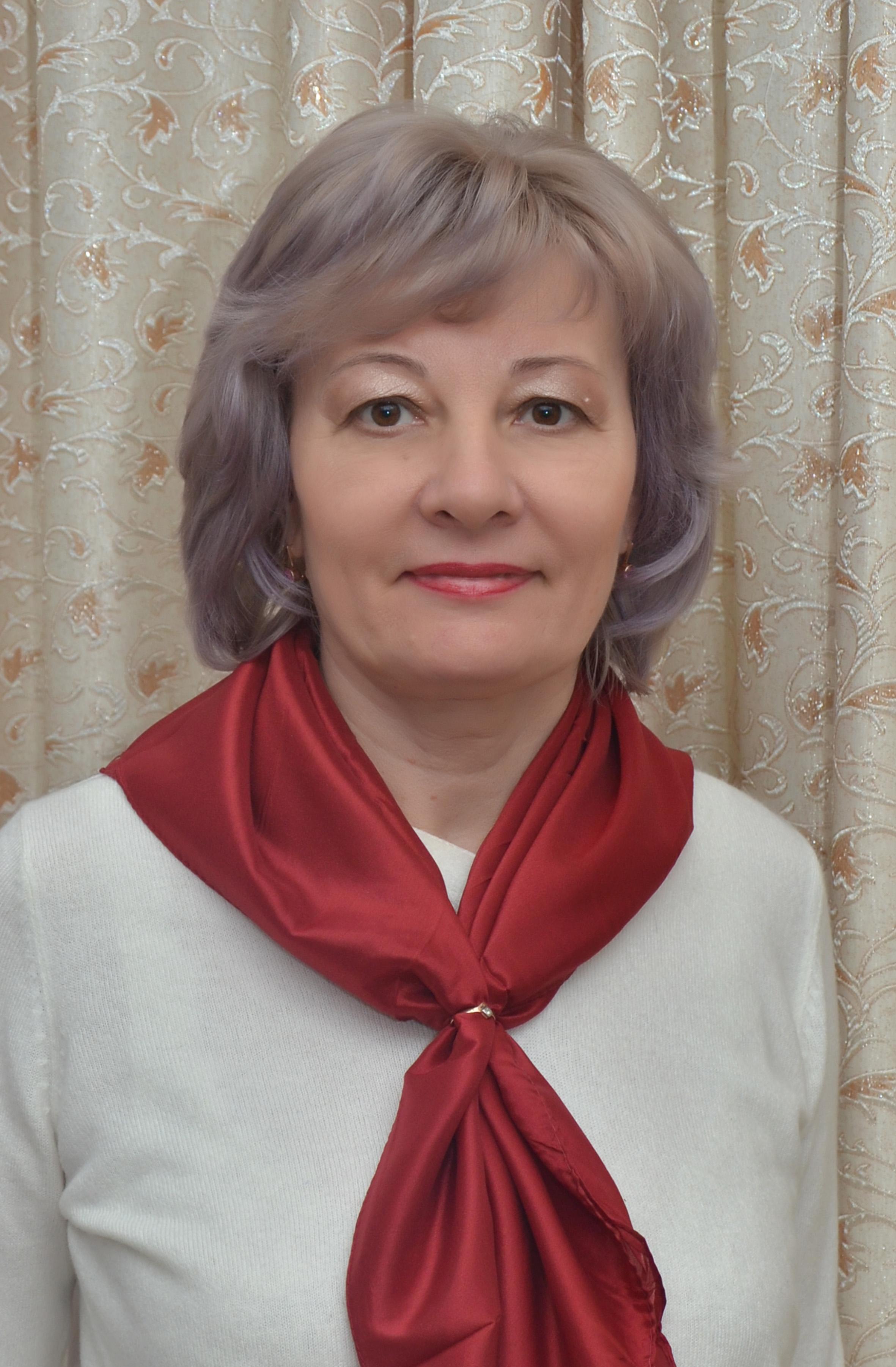Жоғары білімді, жоғары санатты тәрбиеші. Воспитатель высшей категории.