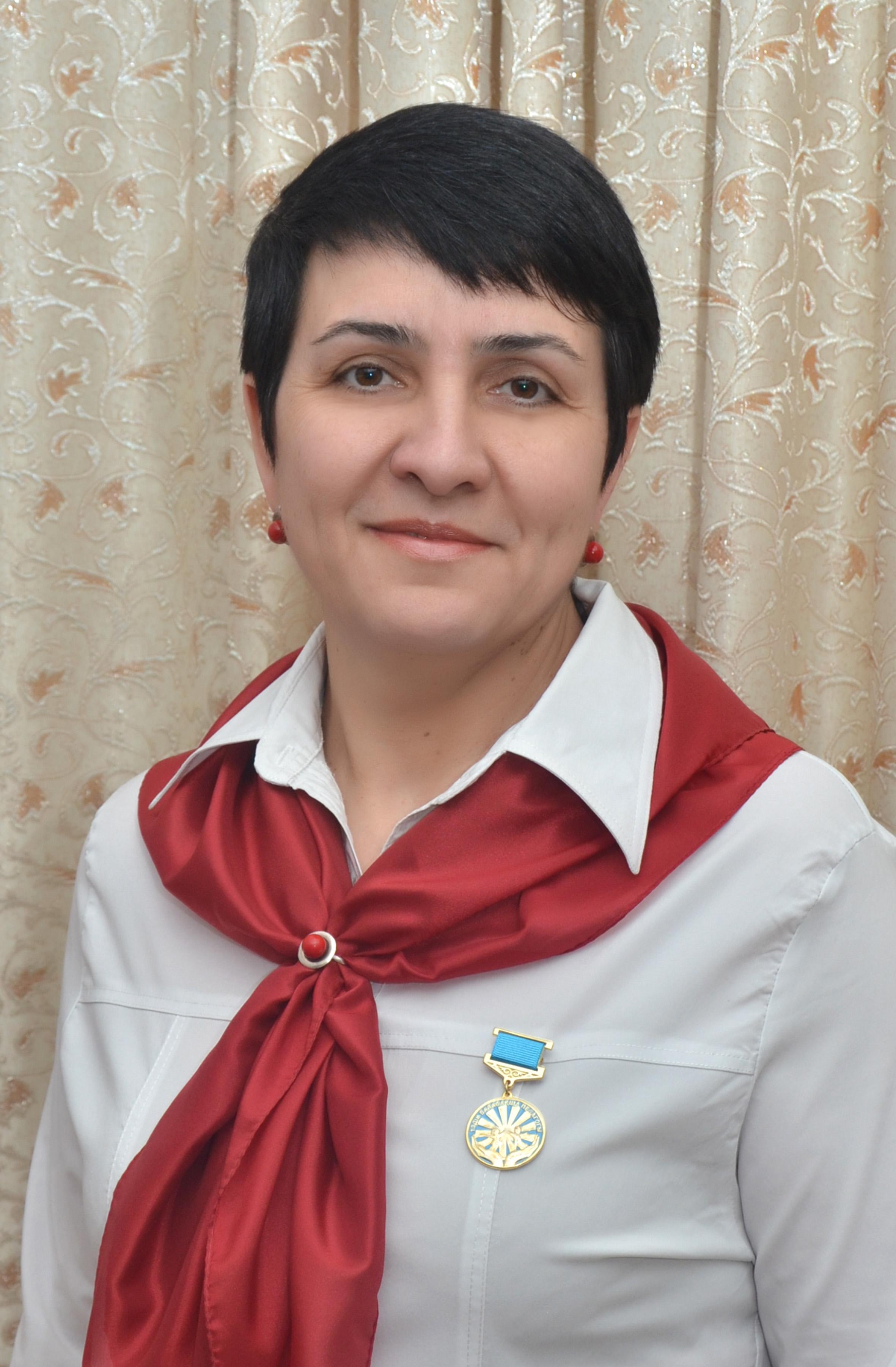 Жоғары білімді, жоғары санаттағы тәрбиеші. Воспитатель высшей категории