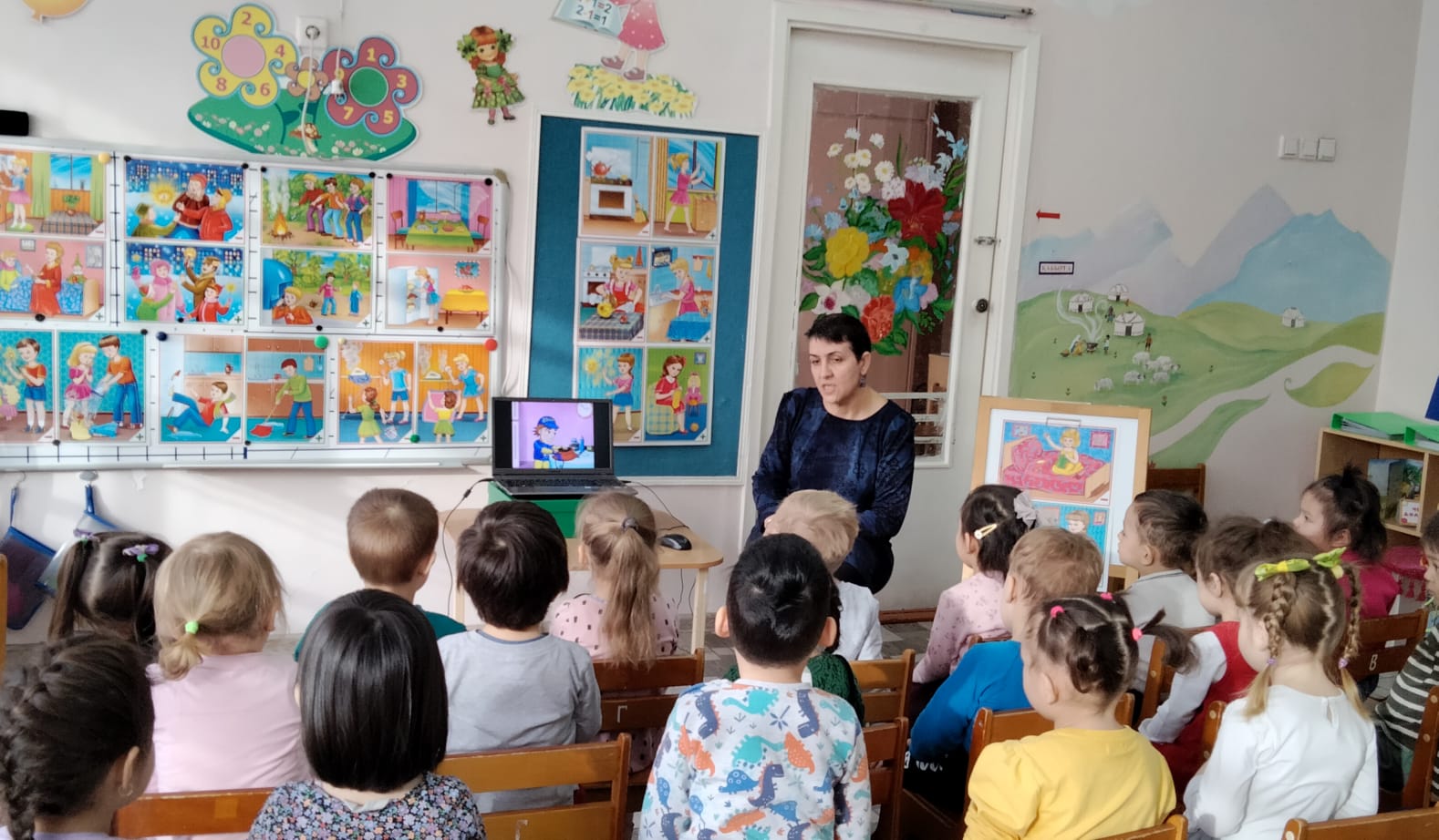 Ортанғы"Күншуақ" тобы тәрбиеші Мамедова Гулжан Мамедовна балаларға қауіпсіз шаралары  туралы түсіндіру жұмыстарын көрсетуде